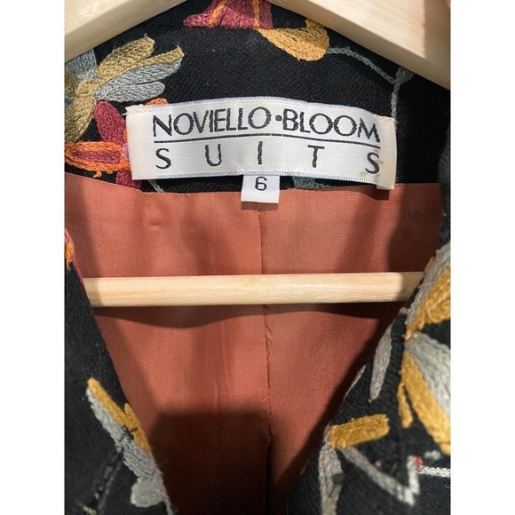 NOVIELLO BLOOM SUITS - black & colorful flower embodied  wool jacket, size 6 - Picture 4 of 5